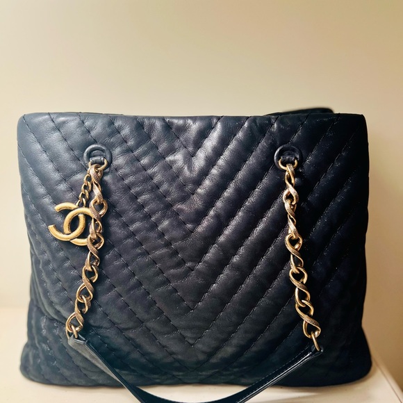 Chanel Tote Surpique CC Charm Large Chevron Iridescent Black - Picture 5 of 13